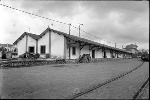 ARQ 3023.01(1) Edificios en la Estación del ferrocarril, 1968. Autor, ARQUÉ. AMVG